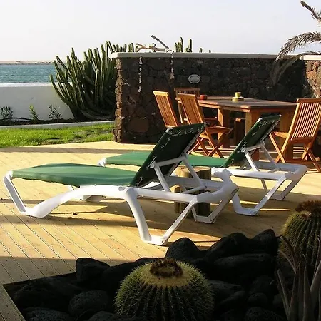 Villa Maluhia Beachfront-exterior Jacuzzi Sea View Corralejo